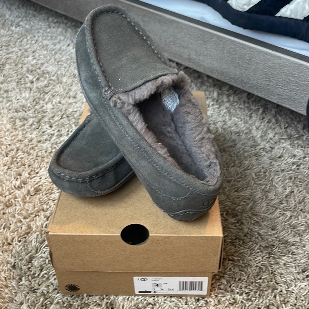UGG slippers LIKE NEW
